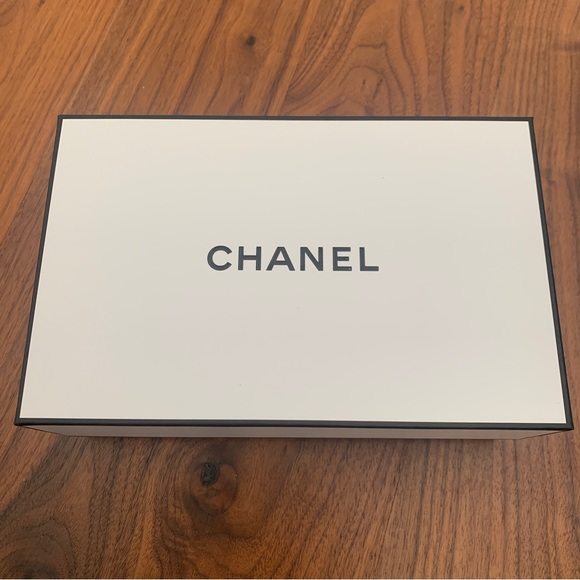 New Chanel rectangle gift box - Picture 1 of 6